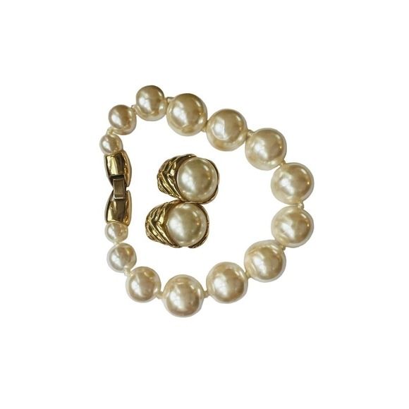 Faux Pearl Bracelet with earrings - Picture 3 of 4